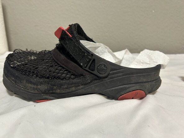 How to Fix a Torn Strap Attachment on Crocs: crwdns2935265:05crwdnd2935265:01crwdnd2935265:01crwdne2935265:0