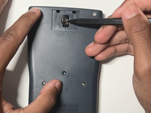 How To Replace Merangue 2-Line Engineering Scientific Calculator Battery: passo 4, immagine 2 di 3