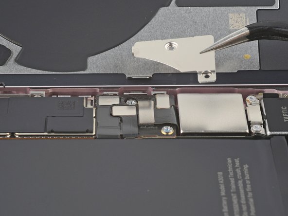 iPhone 15 Battery Replacement, Remove the lower connector cover: stap 19, afbeelding 3 van 3