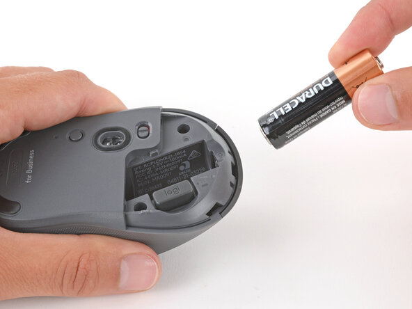 Logitech Signature M650 Battery Replacement, Remove the battery: crwdns2935265:03crwdnd2935265:03crwdnd2935265:03crwdne2935265:0
