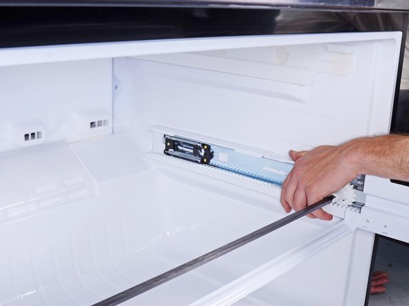 Samsung Refrigerator Evaporator Fan (Freezer Compartment) Replacement, Remove the freezer door: crwdns2935265:04crwdnd2935265:03crwdnd2935265:03crwdne2935265:0