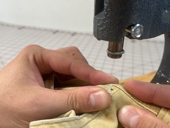 Rivet Replacement on Work Pants, Place the garment onto the press: crwdns2935265:03crwdnd2935265:03crwdnd2935265:03crwdne2935265:0