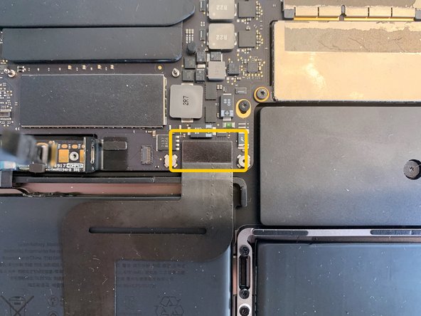 How to Replace the CPU Thermal Compound, Disconnecting trackpad connector.: crwdns2935265:04crwdnd2935265:03crwdnd2935265:03crwdne2935265:0