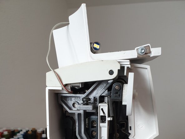 Pfaff Tiptronic 2020 Cleaning, Open housing cover: 2 단계, 이미지 3개 중 3개