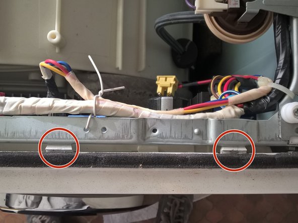 Remplacer la pompe de vidange d'un lave-linge LG F84G62WHS, Déclipser le panneau de commande: étape 4, image 1 de 3