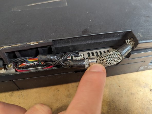 IBM Thinkpad 700C Disassembly, Unplug the LCD Cables: crwdns2935265:06crwdnd2935265:02crwdnd2935265:03crwdne2935265:0