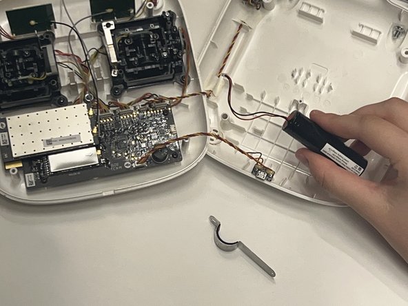 DJI Phantom 3 Standard Remote Controller Battery Replacement: crwdns2935265:03crwdnd2935265:03crwdnd2935265:03crwdne2935265:0