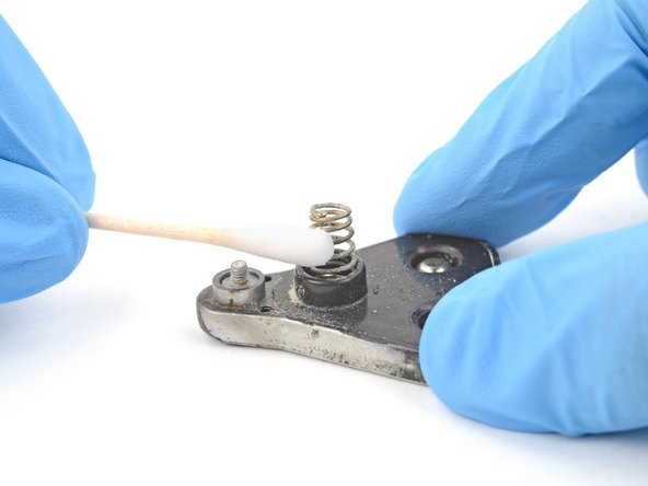 How to Clean Corroded Battery Terminals, Clean the terminals: crwdns2935265:05crwdnd2935265:03crwdnd2935265:03crwdne2935265:0