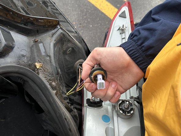 2015 Ford Focus Brake Light Replacement: crwdns2935265:07crwdnd2935265:03crwdnd2935265:03crwdne2935265:0