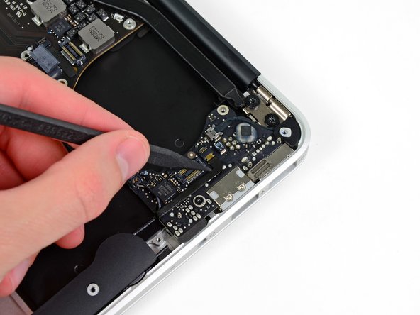 MacBook Air 11" Mid 2012 I/O Board Replacement: crwdns2935265:015crwdnd2935265:02crwdnd2935265:02crwdne2935265:0