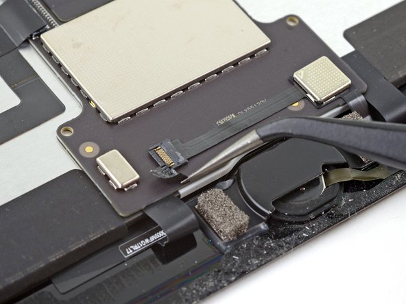 iPad Pro 12.9" Screen Replacement, Disconnect the home button: crwdns2935265:033crwdnd2935265:02crwdnd2935265:02crwdne2935265:0