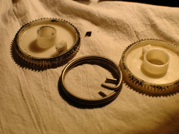 Disassembling Mercedes W123 Antenna Motor: crwdns2935265:012crwdnd2935265:02crwdnd2935265:02crwdne2935265:0