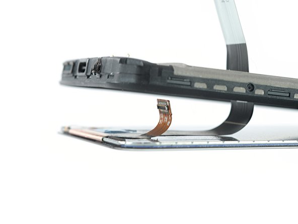 Xiaomi Poco M3 Screen Replacement, Thread the digitizer flex cable through the frame: crwdns2935265:031crwdnd2935265:02crwdnd2935265:02crwdne2935265:0