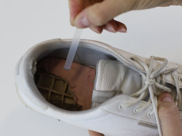 How to Repair a Hole in a Shoe Sole, Prepare the grid with glue: crwdns2935265:06crwdnd2935265:03crwdnd2935265:03crwdne2935265:0