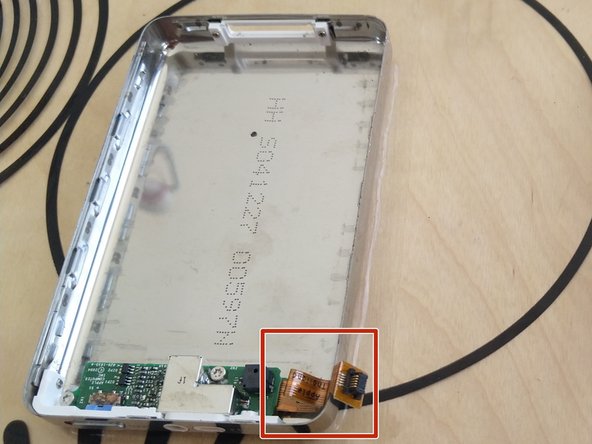 iPod第4世代/PhotoのハードドライブをマイクロSDカードに交換する方法, バックシェルコネクタを再接続します: 手順 9、 1の画像 1