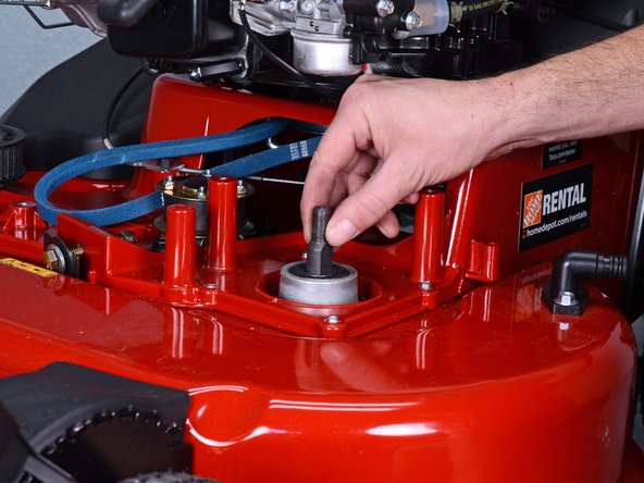 Toro Walk Behind Mowers 21199HD 2018 Right Spindle Replacement, Remove the right spindle shaft: crwdns2935265:025crwdnd2935265:02crwdnd2935265:03crwdne2935265:0