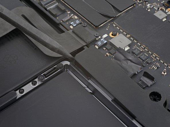 MacBook Pro 13" 2022 (M2) Lautsprecher tauschen, Rechten Lautsprecher hochhebeln: Schritt 19, Bild 2 von 2