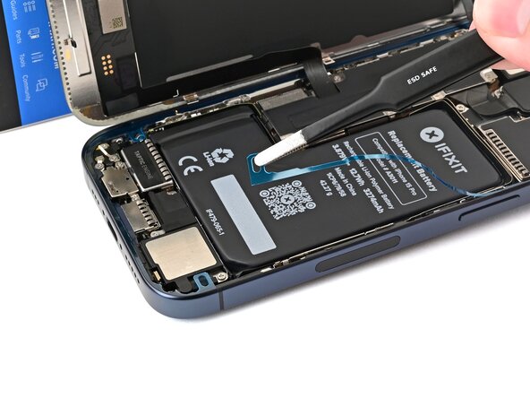 iPhone 15 Pro Front Camera Assembly Replacement, Remove the final adhesive liners: étape 54, image 2 de 3