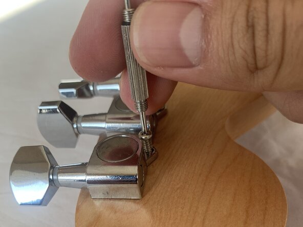 Squier Strat Guitar Tuner Replacement: шаг 5, изображение 2 из 3