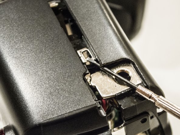 Canon Speedlight 430EX II LCD Replacement, Pry open Case: crwdns2935265:04crwdnd2935265:03crwdnd2935265:03crwdne2935265:0