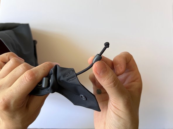 Cord Lock Replacement, Release the drawcord: crwdns2935265:02crwdnd2935265:02crwdnd2935265:03crwdne2935265:0