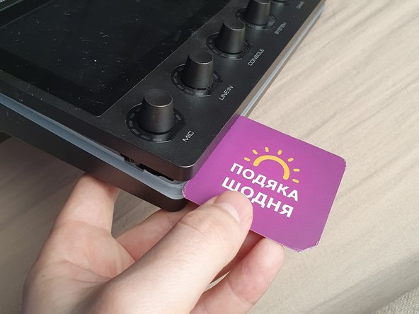 AVerMedia NEXUS AX310 Teardown, Latches: crwdns2935265:03crwdnd2935265:03crwdnd2935265:03crwdne2935265:0