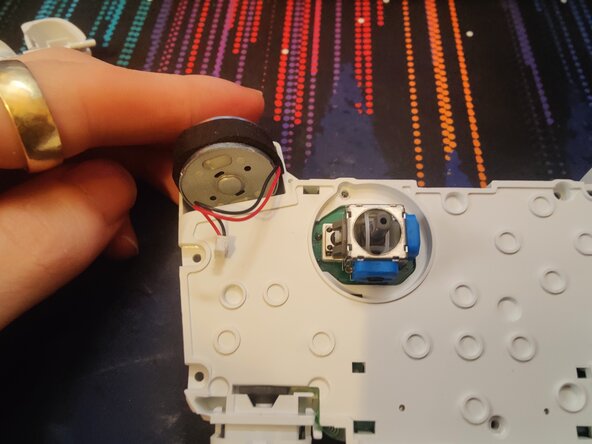 Disassembling 8BitDo Ultimate Bluetooth Controller, Detatch rumble motors: crwdns2935265:08crwdnd2935265:03crwdnd2935265:03crwdne2935265:0