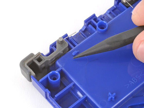 Nintendo Game Boy Advance SP Buttons Replacement, Unclip the shoulder buttons: crwdns2935265:07crwdnd2935265:03crwdnd2935265:03crwdne2935265:0