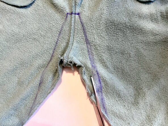 Transforming High-Rise Pants into Low-Rise Style by Hand: crwdns2935265:03crwdnd2935265:02crwdnd2935265:03crwdne2935265:0