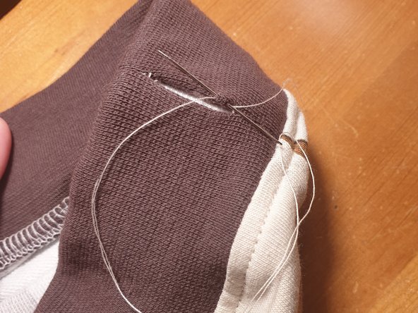 Repair an open seam (ladder stitch / invisible stitch), Secure the thread start: passo 1, immagine 2 di 3