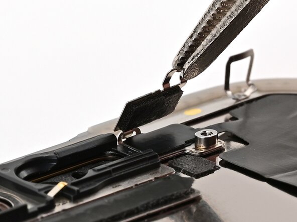 iPhone 16 Pro Max Screen Replacement, Install the ambient light sensor bracket: 步骤 29 中的图像 2，3