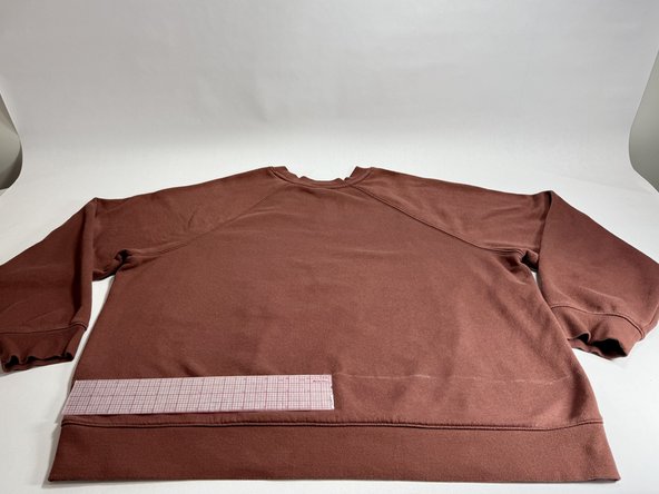 How to Shorten a Sweatshirt Using the Original Hem: 步骤 2 中的图像 2，2