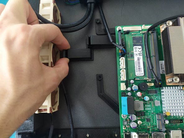 6- Montage PC Infinity, Branchement de l'extension USB façade: étape 25, image 2 de 3