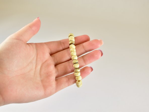 How to Replace a Beaded Bracelet String: crwdns2935265:010crwdnd2935265:02crwdnd2935265:02crwdne2935265:0