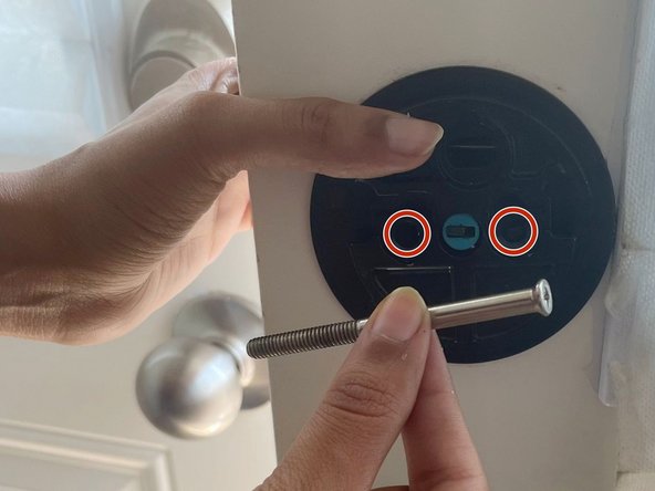 How to Replace a Manual Door Lock With An August (4th Gen.) Smart Lock: 步骤 5 中的图像 1，3