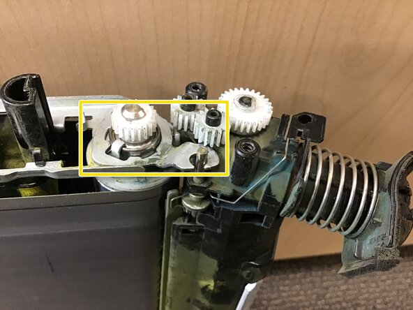 De Intermediate Transfer Belt (ITB) repareren, De tonercorlector verwijderen - eerste zijde: stap 7, afbeelding 3 van 3