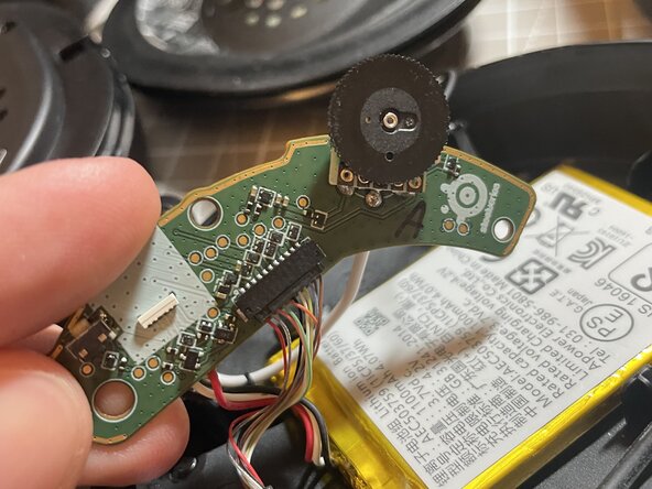 SteelSeries Arctis 7 2019 Edition Wireless CharMix Dial Potentiometer Replacement, Solder new potentiometer in the place of the old one: crwdns2935265:07crwdnd2935265:01crwdnd2935265:01crwdne2935265:0