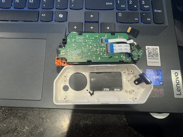 Putting On A Transparent Shell On Flipper Zero, Take Out The Internals: crwdns2935265:04crwdnd2935265:03crwdnd2935265:03crwdne2935265:0