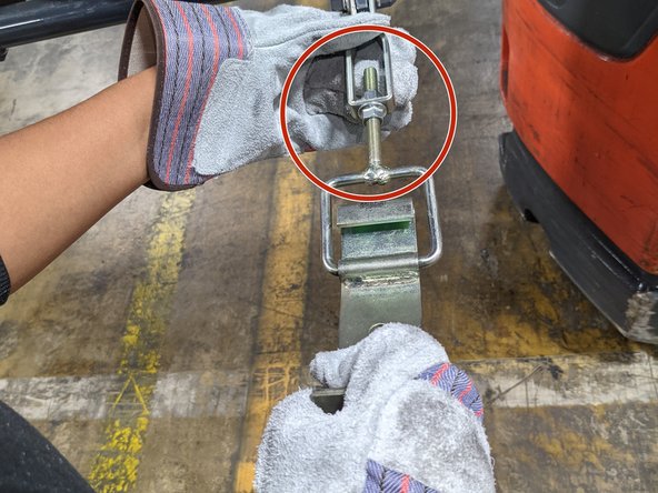 How to Replace the Propane Tank on a Toyota Forklift 8FGCU15: crwdns2935265:07crwdnd2935265:02crwdnd2935265:02crwdne2935265:0