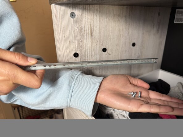 Ashley Furniture's 5 Drawer Chest Drawer Slide Replacement: crwdns2935265:04crwdnd2935265:03crwdnd2935265:03crwdne2935265:0