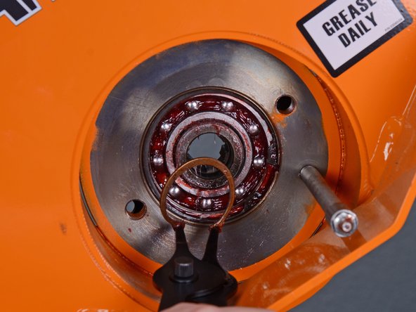 Barreto Tillers E1320HTRLR 2016 Tine Drive Motor Bearing Replacement, Remove the inner snap ring: crwdns2935265:021crwdnd2935265:03crwdnd2935265:03crwdne2935265:0