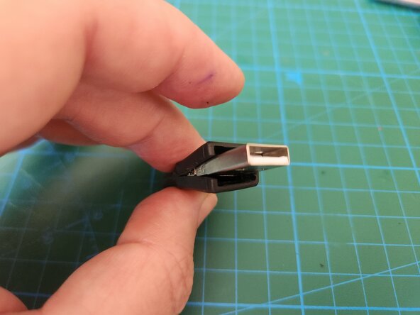 Removing the USB connector from a moulded cable, Removing the plastic housing: 2 단계, 이미지 2개 중 1개