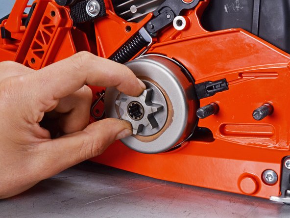 Echo Chain Saw CS590 2019 Oil System Replacement, Remove the clutch drum: crwdns2935265:023crwdnd2935265:02crwdnd2935265:03crwdne2935265:0