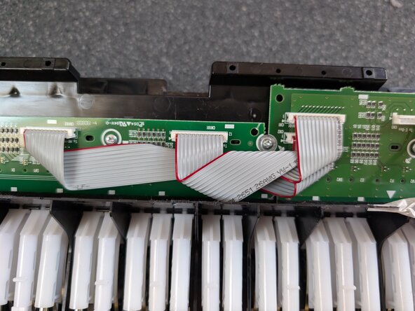 Yamaha CLP-645 - Cleaning Note Key Contacts, Remove Key Contact PCBs: passo 7, immagine 1 di 2
