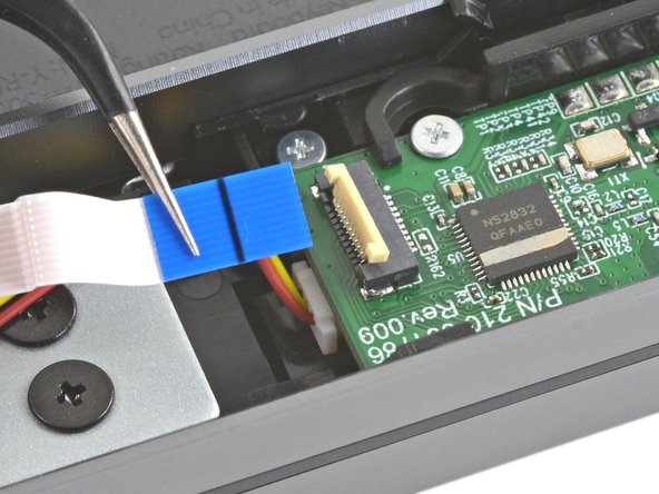 Logitech Craft Battery Replacement, Remove the interconnect cable: crwdns2935265:09crwdnd2935265:03crwdnd2935265:03crwdne2935265:0