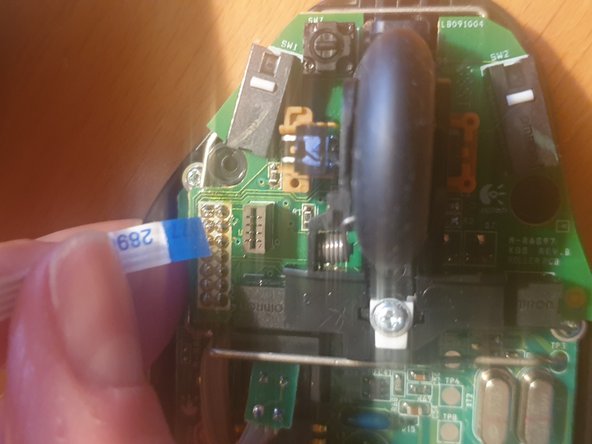 Logitech Mouse MX1000 Disassembly, Disconnect the cables: 2 단계, 이미지 3개 중 3개