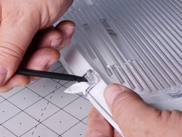 LG Refrigerator Model LFX25973 Refrigerator Light Replacement, Remove the light cover: crwdns2935265:07crwdnd2935265:03crwdnd2935265:03crwdne2935265:0