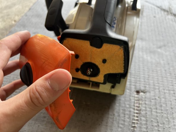Remplacement Filtre à air de la STIHL MS150 TC: étape 2, image 2 de 2
