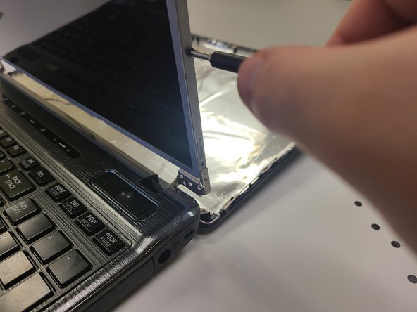 Toshiba Satellite P755-EZ1511D Laptop Display Assembly Replacement: crwdns2935265:08crwdnd2935265:03crwdnd2935265:03crwdne2935265:0