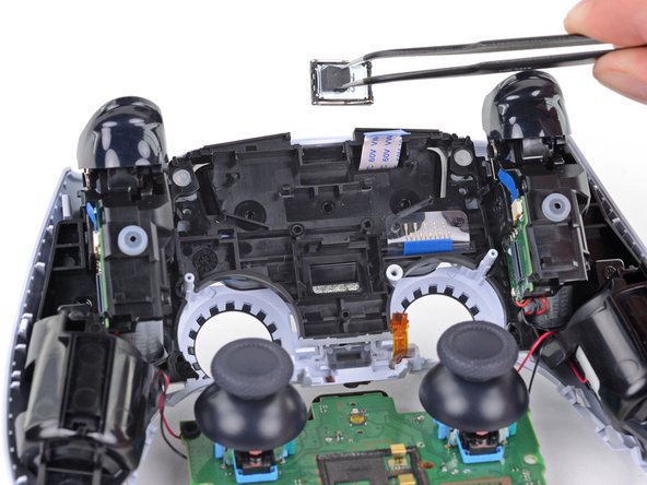 Sony DualSense Controller Buttons Replacement, Remove the speaker: crwdns2935265:030crwdnd2935265:02crwdnd2935265:03crwdne2935265:0